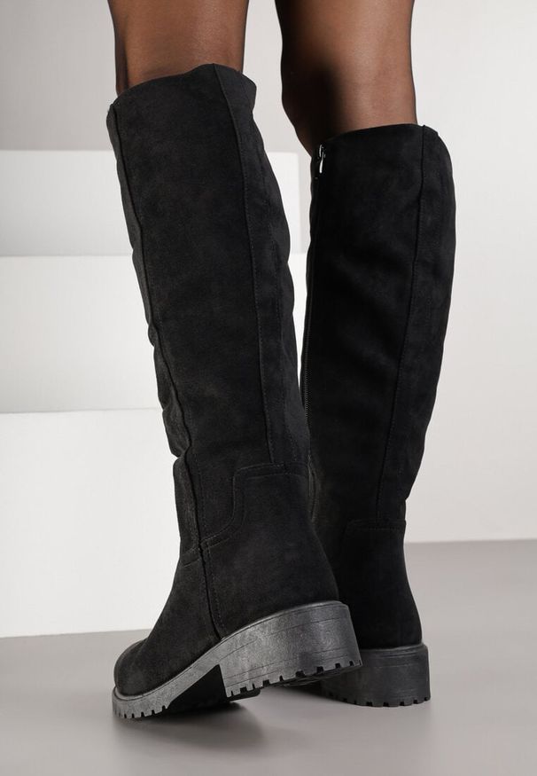 Renee - Czarne Dopasowane Kozaki Vices w Stylu Basic Lonavie. Okazja: na co dzień, na imprezę. Kolor: czarny. Materiał: skóra, jeans. Wzór: aplikacja. Styl: casual