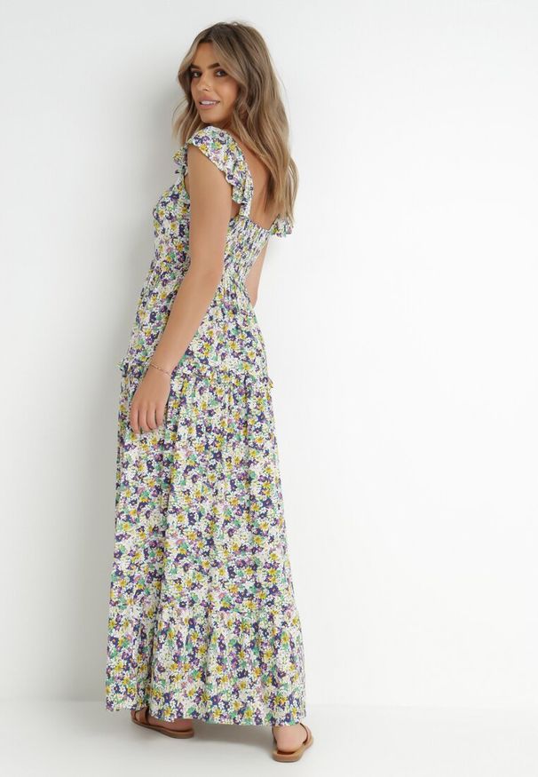 Born2be - Biało-Fioletowa Sukienka Maibe. Kolor: biały. Materiał: tkanina. Długość rękawa: na ramiączkach. Wzór: nadruk, aplikacja, kwiaty. Sezon: wiosna, lato. Typ sukienki: trapezowe. Styl: boho. Długość: maxi