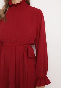 Born2be - Bordowa Sukienka z Falbanami i Marszczonym Golfem z Dodatkowym Wiązanym Paskiem Savelina. Okazja: na imprezę. Typ kołnierza: golf. Kolor: czerwony. Typ sukienki: rozkloszowane. Styl: elegancki, klasyczny #6