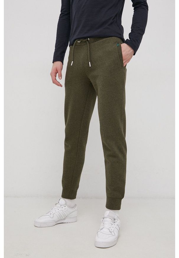 Superdry Spodnie męskie kolor beżowy gładkie. Kolor: zielony. Materiał: dzianina. Wzór: gładki