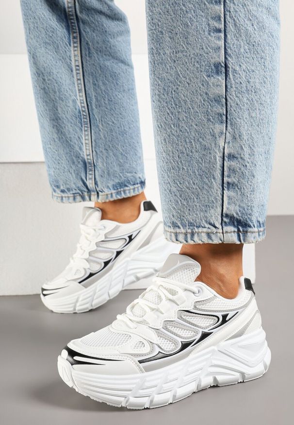 Renee - Białe Sneakersy Streetwearowe na Tłoczonej Platformie Tertewia. Kolor: biały. Materiał: jeans. Obcas: na platformie