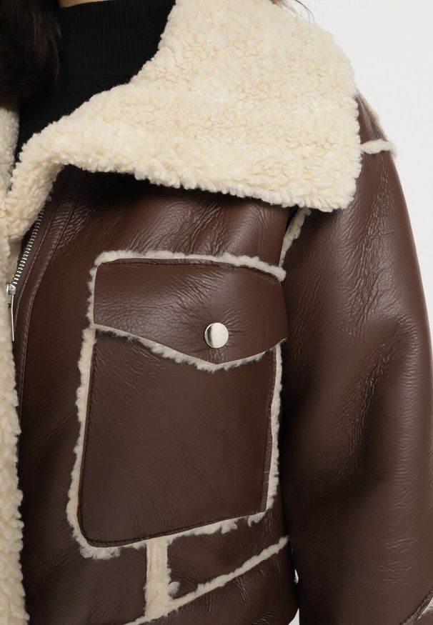 Born2be - Brązowa Krótka Kurtka Biker z Szerokim Kołnierzem i Kieszeniami na Napy Naorielle. Okazja: na co dzień. Kolor: brązowy. Materiał: futro, jeans. Długość: krótkie. Wzór: aplikacja. Styl: wizytowy, casual