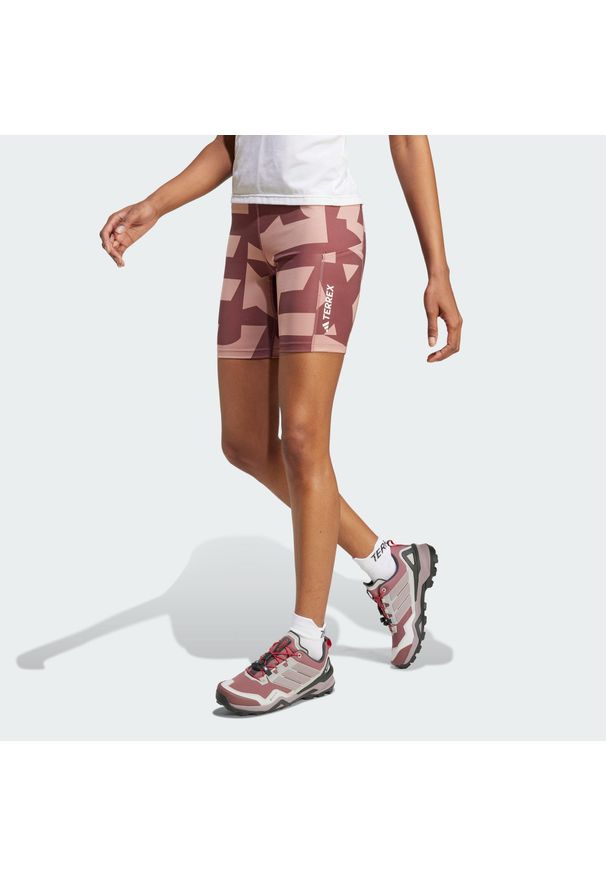 Adidas - Szorty Terrex Multi 8-Inch Tight Printed. Kolor: czerwony, brązowy, różowy, wielokolorowy. Materiał: materiał. Sport: turystyka piesza