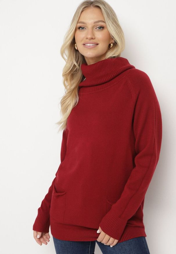 Born2be - Bordowy Golf z Wiskozą Zdobiony Wsuwanymi Kieszonkami Viaela. Okazja: na co dzień. Typ kołnierza: golf. Kolekcja: plus size. Kolor: czerwony. Długość: długie. Wzór: aplikacja. Materiał: wiskoza. Długość rękawa: długi rękaw. Styl: elegancki, casual