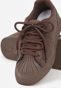 Renee - Brązowe Cyrkoniowe Sneakersy Zdobione Marszczeniem na Nosku Westafera. Kolor: brązowy. Wzór: aplikacja #3