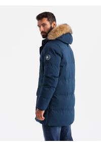 Ombre Clothing - Długa ocieplana męska kurtka parka z rozpinanym dołem – granatowa V5 OM-JALJ-0184 - XXL. Typ kołnierza: kołnierzyk stójkowy. Kolor: niebieski. Materiał: guma, futro, poliester, syntetyk, materiał, tkanina. Długość: długie. Wzór: aplikacja, gładki #5