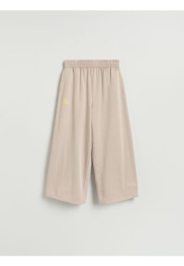 Reserved - Luźne spodnie dresowe - beżowy. Kolor: beżowy. Materiał: dresówka