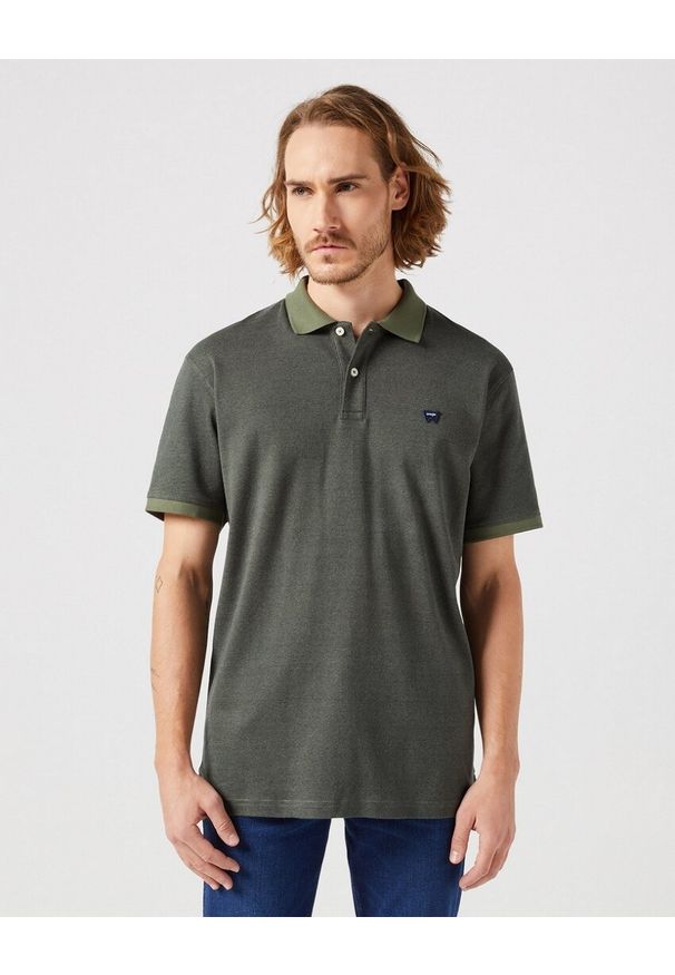 Wrangler - MĘSKA KOSZULKA POLO POLÓWKA WRANGLER POLO SHIRT DUSTY OLIVE 112350410 W709013993. Typ kołnierza: polo