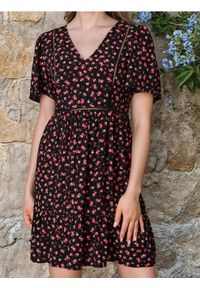 Sinsay - Wiskozowa sukienka mini w kwiatowy wzór - wielobarwny. Materiał: wiskoza. Wzór: kwiaty. Długość: mini #1