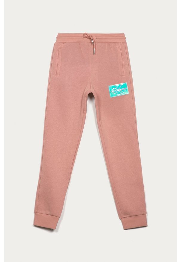 Calvin Klein Jeans - Spodnie dziecięce 140-164 cm. Okazja: na co dzień. Kolor: różowy. Materiał: bawełna, poliester, dzianina. Wzór: gładki. Styl: casual