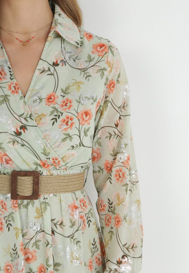 Born2be - Miętowa Rozkloszowana Sukienka Maxi z Kołnierzykiem i Plecionym Paskiem Celline. Kolor: miętowy. Wzór: nadruk, aplikacja, kwiaty. Typ sukienki: kopertowe. Długość: maxi