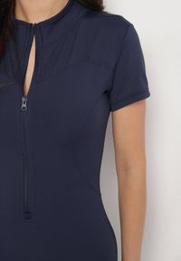 Born2be - Granatowy Kombinezon z Półgolfem z Ozdobnymi Przeszyciami Lumienne. Okazja: na co dzień. Kolor: niebieski. Styl: casual #4