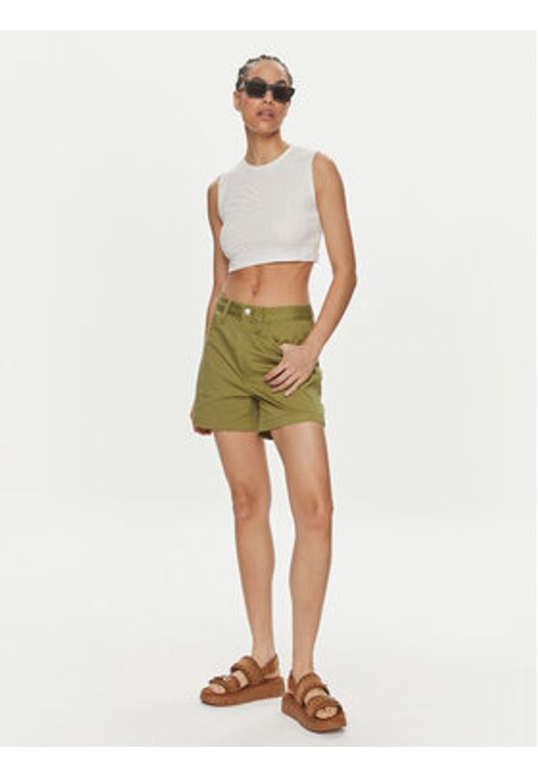 Calvin Klein Jeans Szorty materiałowe J20J223135 Zielony Mom Fit. Kolor: zielony. Materiał: bawełna