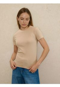 Sinsay - Bawełniana koszulka z krótkim rękawem - beżowy. Kolor: beżowy. Materiał: bawełna. Długość rękawa: krótki rękaw. Długość: krótkie #1