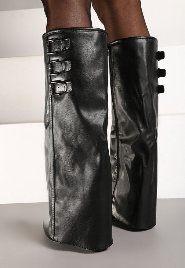 Born2be - Czarne Kozaki na Obcasie Ozdobione Wywiniętą Cholewką z Paskami i Klamrami Liennia. Okazja: na co dzień. Zapięcie: klamry. Kolor: czarny. Szerokość cholewki: normalna. Wzór: aplikacja. Obcas: na obcasie. Styl: wizytowy, klasyczny, casual, elegancki. Wysokość obcasa: średni