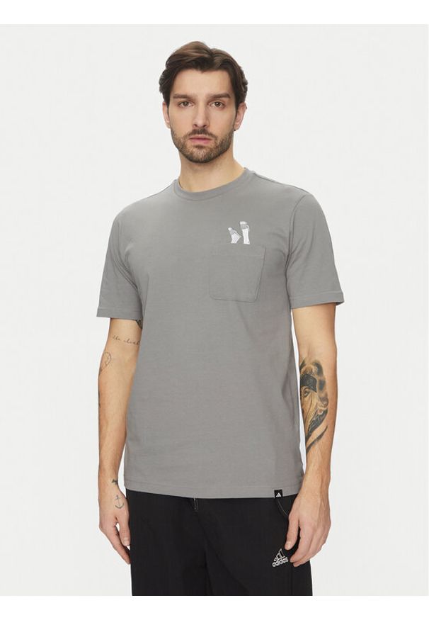 Adidas - adidas T-Shirt Lounge Slides Graphic Pocket JC5284 Szary Regular Fit. Kolor: szary. Materiał: bawełna