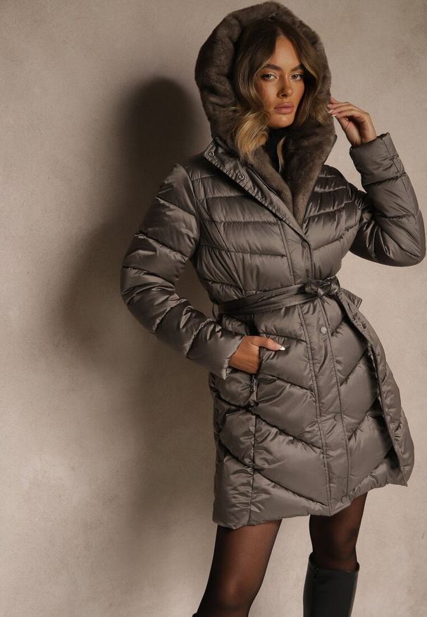 Renee - Szara Kurtka z Pikowanym Przeszyciami Wiązanym Paskiem i Kapturem z Futrem Fenida. Kolor: szary. Materiał: futro. Styl: elegancki