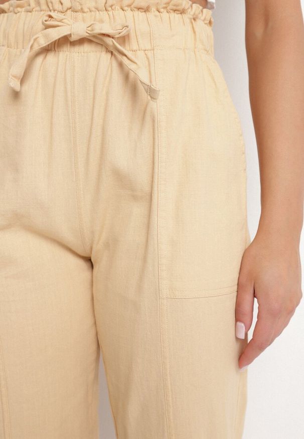 Born2be - Beżowe Bawełniane Spodnie z Wysokim Stanem i Ozdobnym Wiązaniem Vilwia. Okazja: na co dzień. Stan: podwyższony. Kolor: beżowy. Materiał: bawełna. Styl: klasyczny, casual, elegancki