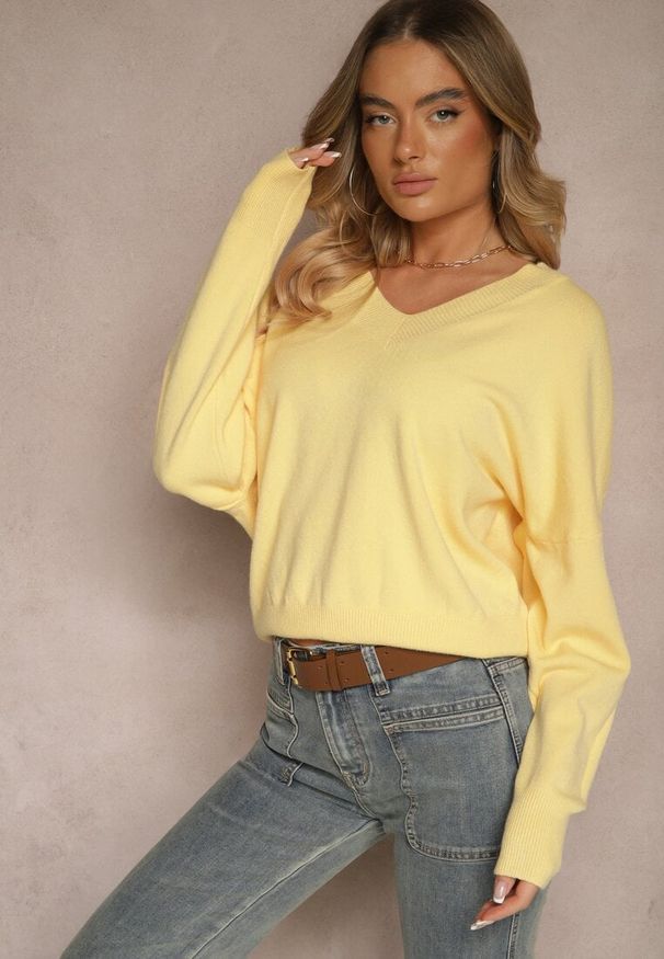 Renee - Żółty Klasyczny Sweter z Wiskozą i Kaszmirem Marirra. Okazja: na co dzień, do pracy. Typ kołnierza: dekolt w serek. Kolor: żółty. Materiał: wiskoza, kaszmir. Styl: klasyczny