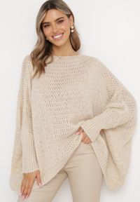 Born2be - Jasnobeżowy Luźny Sweter w Stylu Ponczo Kossela. Okazja: na co dzień. Typ kołnierza: dekolt w łódkę. Kolor: beżowy. Materiał: jeans. Styl: wizytowy, casual