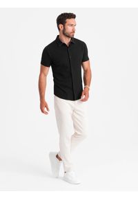 Ombre Clothing - Dzianinowa koszula męska slim fit z krótkim rękawem i kołnierzykiem – czarna V4. Typ kołnierza: polo. Kolor: czarny. Materiał: dzianina. Długość rękawa: krótki rękaw. Długość: krótkie. Styl: sportowy, elegancki #2
