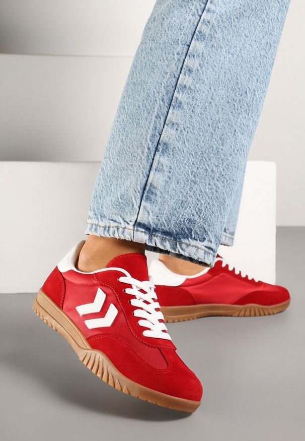 Born2be - Czerwone Sneakersy w Stylu Klasycznych Tenisówek z Ozdobnymi Przeszyciami Napilia. Okazja: na spotkanie biznesowe. Kolor: czerwony. Materiał: skóra, jeans