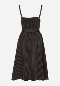 Born2be - Czarna Sukienka z Wiskozą ze Wzorem Pasków Dolereia. Okazja: na co dzień. Kolor: czarny. Materiał: wiskoza. Długość rękawa: na ramiączkach. Styl: klasyczny, casual. Długość: midi #5