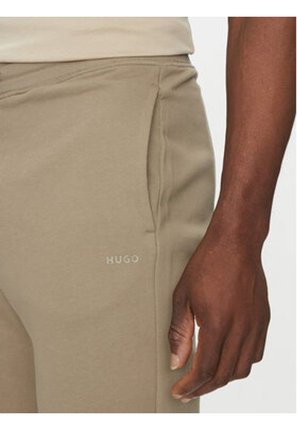Hugo - HUGO Spodnie dresowe Dayote232 50489617 Brązowy Regular Fit. Kolor: brązowy. Materiał: bawełna