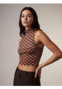Sinsay - Bluzka typu crop z golfem i geometrycznym nadrukiem - brązowy. Typ kołnierza: golf. Kolor: brązowy. Wzór: geometria, nadruk #1