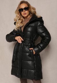 Renee - Czarna Wiskozowa Kurtka z Imitacji Skóry z Ozdobnym Pikowaniem z Paskiem i Kapturem Gersja. Kolor: czarny. Materiał: skóra, wiskoza #1