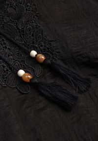 Born2be - Czarna Rustykalna Bluzka z Tencelu Ozdobiona Wiązaniem Koronką i Koralikami Sachi. Okazja: na co dzień. Kolor: czarny. Materiał: koronka. Długość rękawa: długi rękaw. Długość: długie. Wzór: aplikacja, koronka. Styl: casual #6