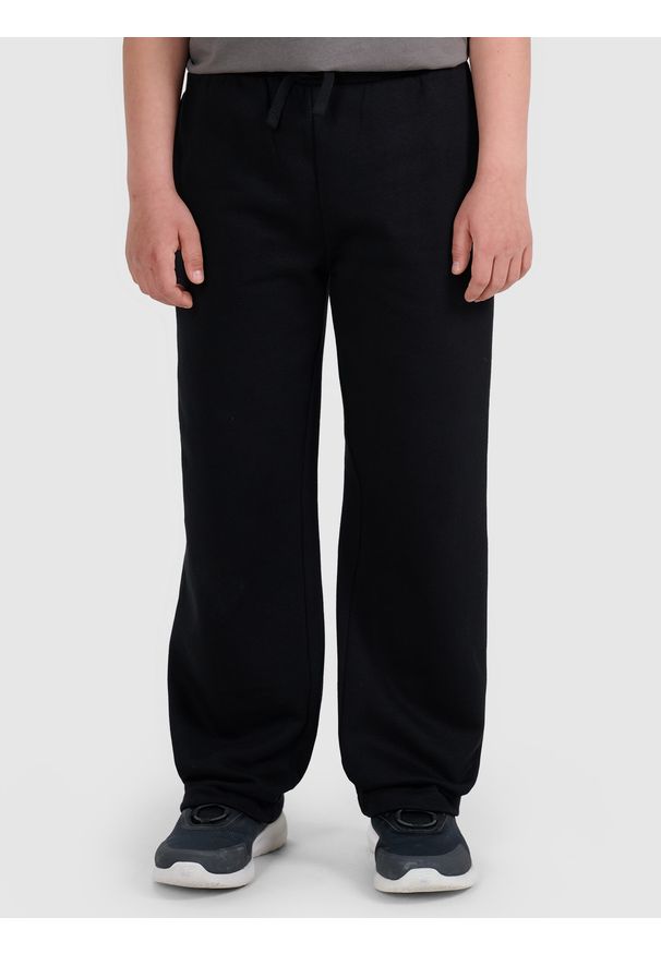 4f - 4F Spodnie dresowe chłopięce - czarne 140 (9-10 lat). Okazja: na co dzień. Kolor: czarny. Materiał: dresówka. Wzór: gładki, ze splotem. Sezon: lato. Styl: casual, klasyczny, sportowy