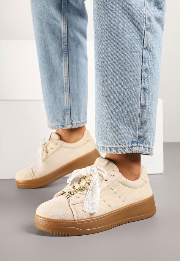 Renee - Beżowe Sneakersy na Niskiej Platformie z Aplikacjami i Kokardkami Divienne. Okazja: na co dzień. Kolor: beżowy. Materiał: jeans. Wzór: aplikacja. Obcas: na platformie
