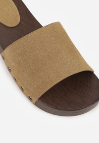 Born2be - Ciemnobeżowe Klapki Ozdobione Nitami Thronisei. Okazja: na co dzień. Kolor: beżowy. Materiał: jeans. Wzór: aplikacja. Styl: casual, klasyczny #3