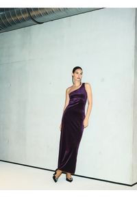 Reserved - Sukienka na jedno ramię - ciemnofioletowy. Kolor: fioletowy. Materiał: welur, dzianina #1