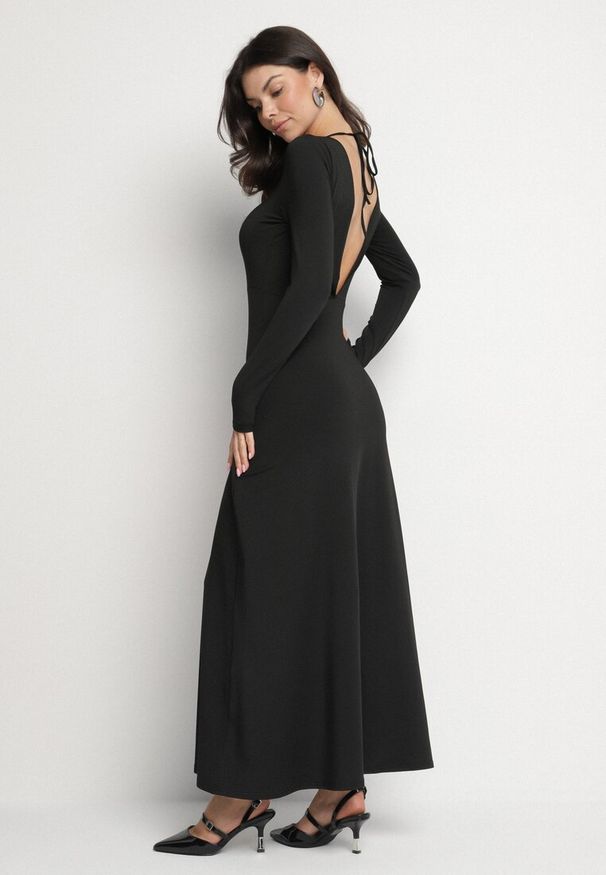 Born2be - Czarna Rozkloszowana Sukienka z Wiskozą z Odkrytymi Plecami i Wiązaniem Irellisa. Okazja: na co dzień. Kolor: czarny. Materiał: wiskoza. Styl: elegancki, casual