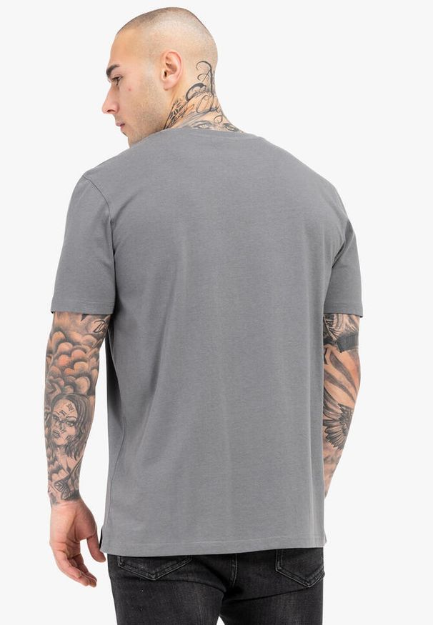 TAPOUT - T-shirt o luźnym kroju Tapout Haily Be. Kolor: wielokolorowy, szary, biały. Wzór: nadruk