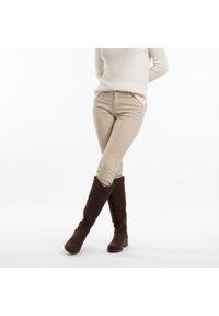 Kozaki damskie S.Barski, wysoka cholewka materiałowe wnętrze zapinane na suwak oraz miękka wkładka, brązowe, HY61-8023. Kolor: brązowy. Szerokość cholewki: normalna. Wzór: ażurowy. Wysokość cholewki: przed kolano. Materiał: materiał. Sezon: zima, jesień. Obcas: na obcasie. Styl: elegancki, klasyczny. Wysokość obcasa: niski #7