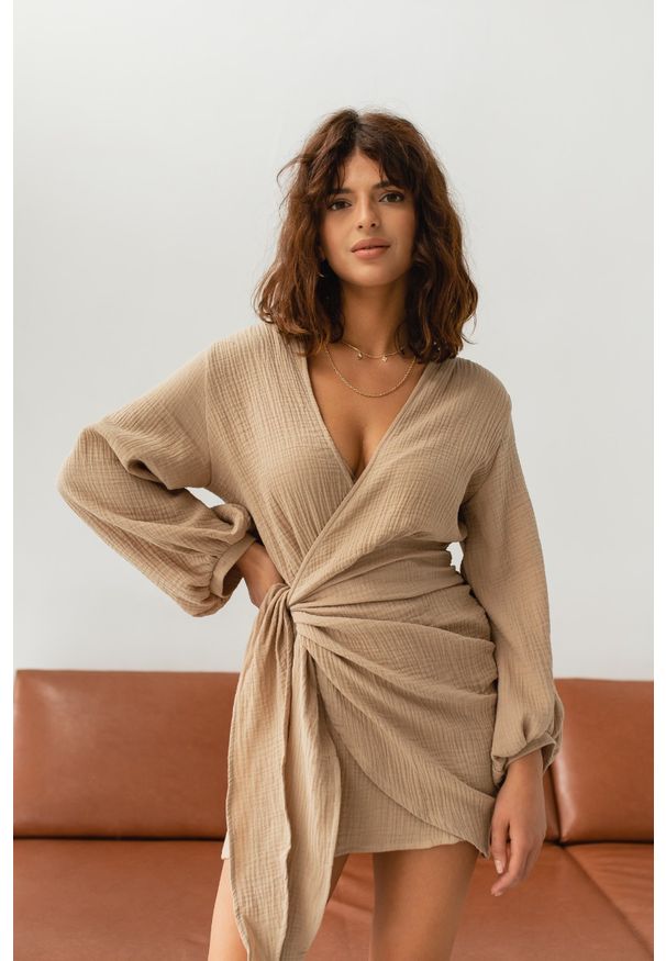 Marsala - Sukienka z muślinu z wiązaniem na boku BEŻOWA - TULSA. Typ kołnierza: dekolt w kształcie V. Kolor: beżowy. Materiał: bawełna