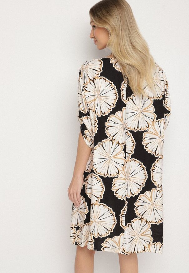 Born2be - Czarna Pudełkowa Sukienka z Lnem i Wiskozą w Kwiaty Rinosea. Okazja: na co dzień. Kolor: czarny. Materiał: len, wiskoza. Wzór: kwiaty. Styl: casual, klasyczny