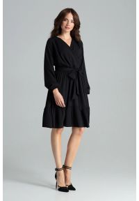 Sukienki.shop - Sukienka boho rozkloszowana kopertowa midi z falbaną czarna. Okazja: na randkę, na imprezę. Kolor: czarny. Typ sukienki: kopertowe. Styl: boho. Długość: midi #1