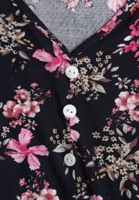 Born2be - Granatowa Sukienka z Wiskozy Actamia. Okazja: na co dzień, do pracy, na spotkanie biznesowe. Typ kołnierza: kołnierz z falbankami, kokarda. Kolor: niebieski. Materiał: wiskoza. Wzór: kwiaty. Typ sukienki: proste. Styl: klasyczny, casual, biznesowy, elegancki. Długość: mini #4