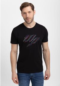 Volcano - Bawełniany t-shirt z printem T-LASER. Okazja: na co dzień. Kolor: czarny. Materiał: bawełna. Długość rękawa: krótki rękaw. Długość: krótkie. Wzór: nadruk. Sezon: lato. Styl: klasyczny, casual #1