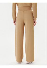 Guess Spodnie dresowe V5YB19 KBSL2 Beżowy Regular Fit. Kolor: beżowy. Materiał: syntetyk