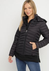 Born2be - Czarna Pikowana Kurtka Przejściowa z Kapturem Suritta. Okazja: na co dzień. Typ kołnierza: kaptur. Kolor: czarny. Materiał: jeans. Styl: klasyczny, casual, sportowy #1