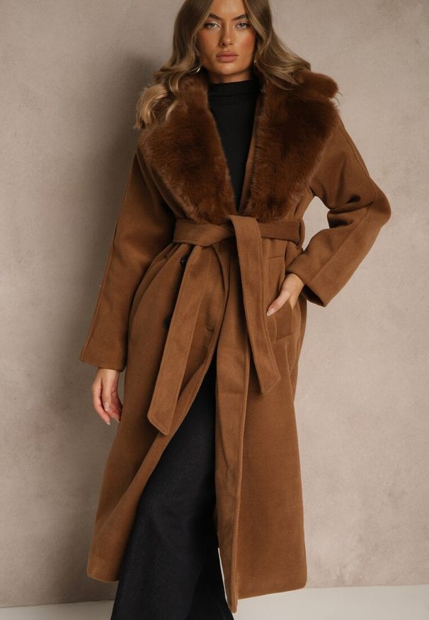 Renee - Brązowy Dwurzędowy Płaszcz Elegancki z Futrzanym Kołnierzem i Paskiem Ezanttia. Okazja: na co dzień. Kolor: brązowy. Materiał: futro. Długość rękawa: długi rękaw. Długość: długie. Sezon: zima, jesień. Styl: elegancki