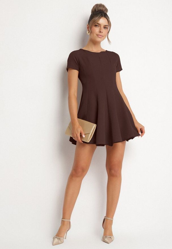 Born2be - Brązowa Rozkloszowana Sukienka z Krótkim Rękawem i Ozdobnymi Przeszyciami Meporea. Okazja: na co dzień. Kolor: brązowy. Długość rękawa: krótki rękaw. Styl: elegancki, casual, klasyczny