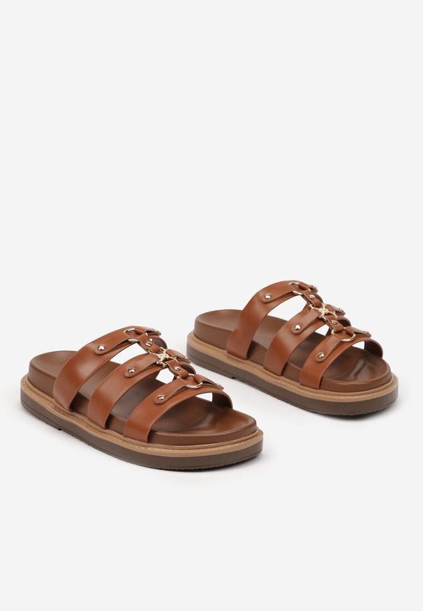Born2be - Brązowe Klapki na Grubej Podeszwie z Ozdobnymi Nitami i Paskami Neolindrae. Nosek buta: otwarty. Kolor: brązowy. Materiał: jeans. Obcas: na obcasie. Styl: elegancki. Wysokość obcasa: niski