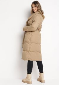 Born2be - Ciemnobeżowa Kurtka Płaszcz Zapinana na Napy Ukryte pod Plisą z Kieszeniami i Paskiem Ritallas. Typ kołnierza: kołnierzyk stójkowy. Kolor: beżowy. Materiał: materiał. Długość: długie. Sezon: zima #3