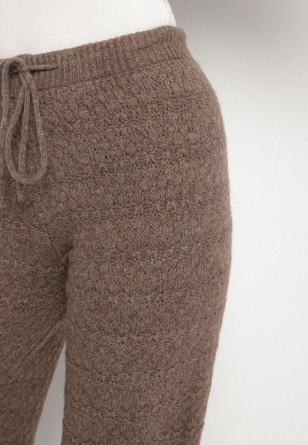 Born2be - Brązowe Dzianinowe Spodnie o Szerokim Kroju z Domieszką Wełny i Wiskozy Tiemella. Okazja: na co dzień. Kolor: brązowy. Materiał: wełna, wiskoza, dzianina. Styl: casual, sportowy